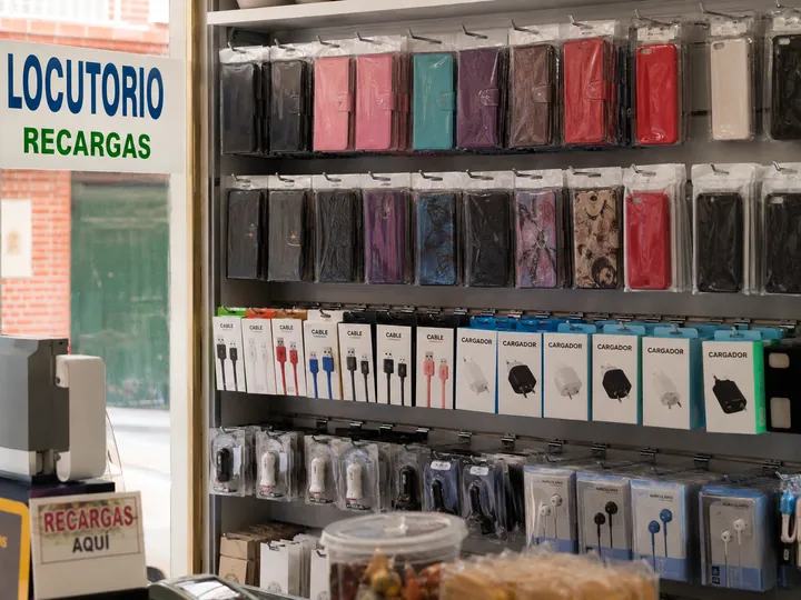 Estantería de accesorios y fundas para el móvil