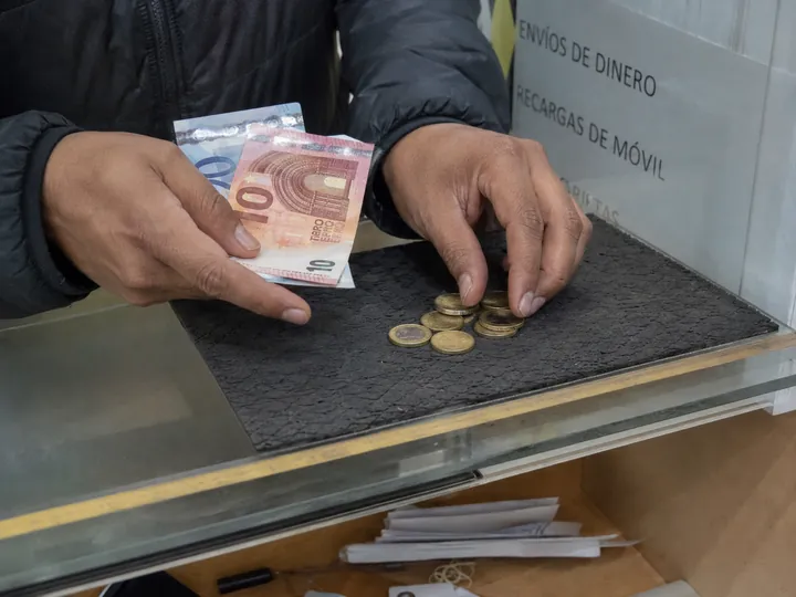 Billetes y monedas de euro sobre un mostrador