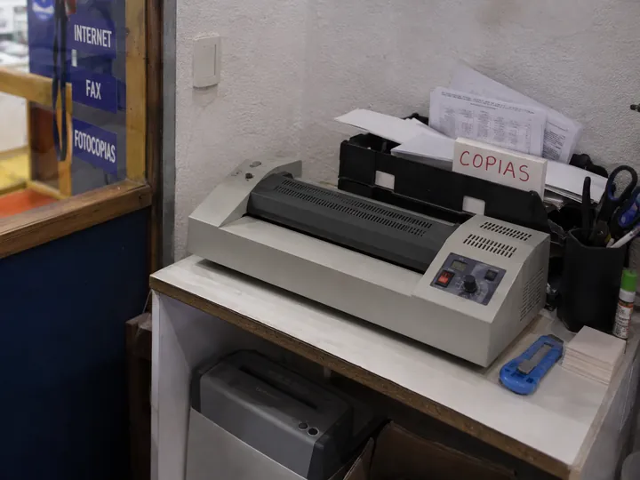 Plastificadora y material de papelería en un locutorio