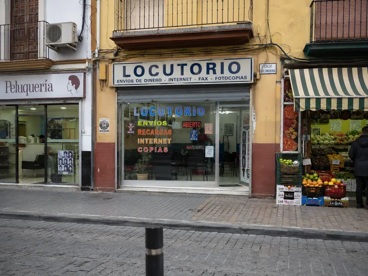 Locutorio en un edificio de fachada alta con grandes ventanales