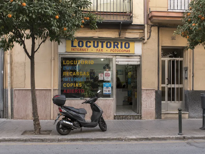 Locutorio de un pueblo, edificio bajo y acera amplia