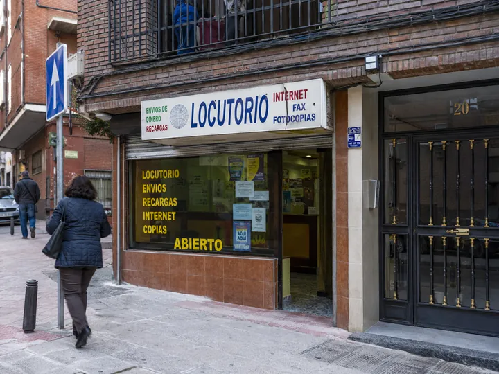 Locutorio entre una peluquería y una frutería