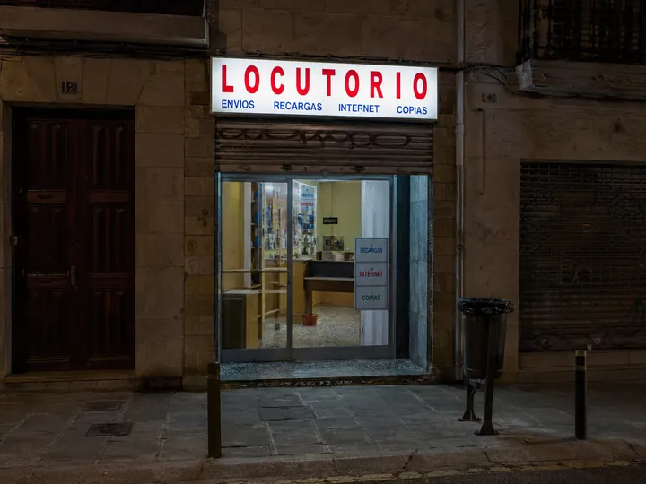 Locutorio en una calle estrecha del casco antiguo, de noche