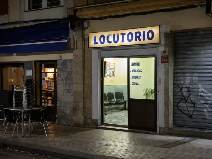 Locutorio junto a una terraza de bar por la noche