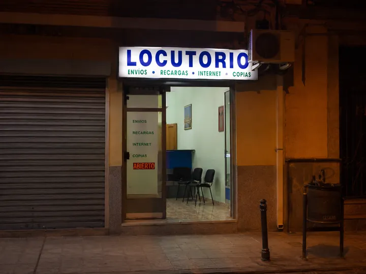 Locutorio con la puerta abierta en una noche de verano