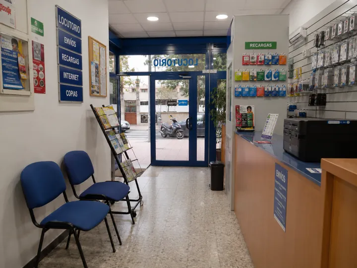 Pequeña zona de espera dentro de un locutorio