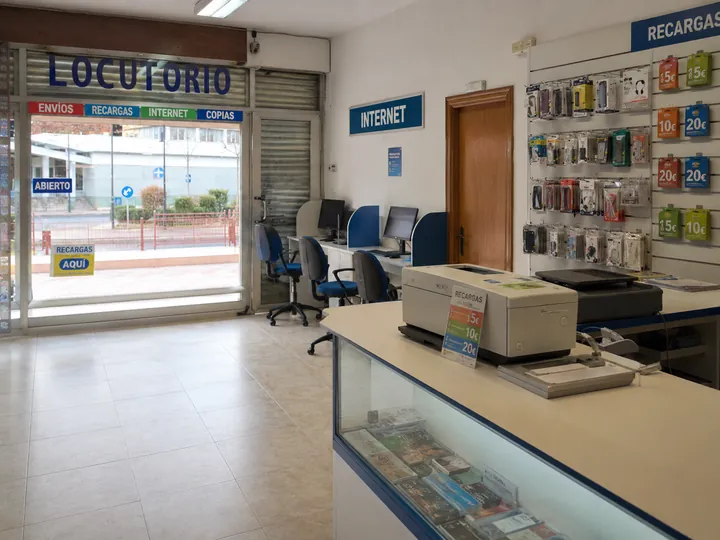 Interior de un locutorio en un momento tranquilo de la tarde